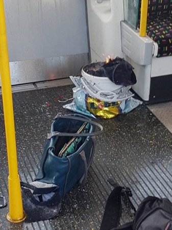 Взрыв и пожар в вагоне лондонского метро: есть пострадашие (фото)