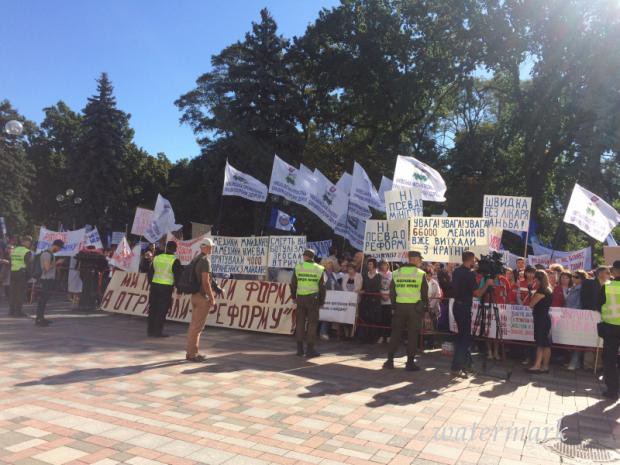 Украинские медики собрались под Верховной Радой: чего требуют митингующие