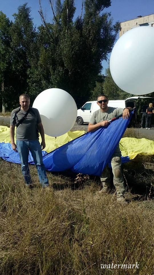 Украинский флаг, поднятый в небосвод над Донецком на шариках, оккупанты пробовали свалить из бедственного вооружения(фото)