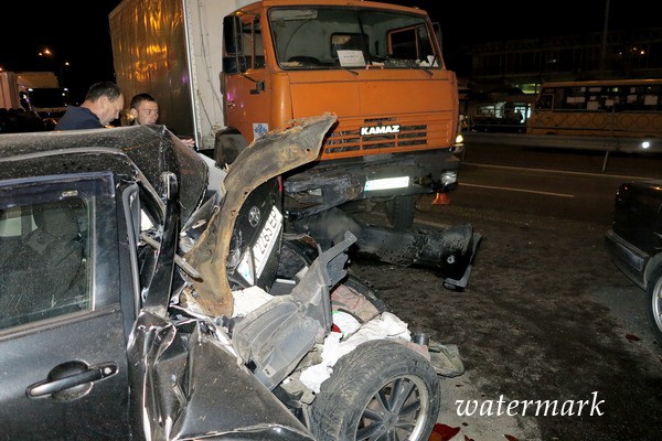 В Киеве в ДТП раздолбаны шесть автомобилей и передвижная кофейня, жрать потерпевший(фото)