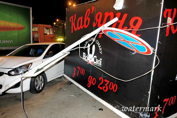 В Киеве в ДТП раздолбаны шесть автомобилей и передвижная кофейня, жрать потерпевший(фото)