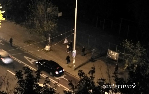 В Киеве заметили гуляющих Яценюка с Гройсманом