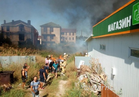 В Крыму пламенели дом, дача и лавка [фото]
