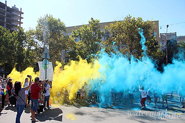 В Николаеве Девай города отметили «цветным» забегом, 40 свадьбами и «парадом карапузов»(фото, видео)