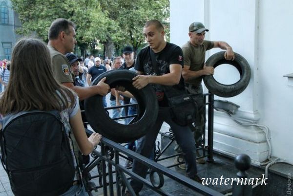 В Одессе штурмовали мэрию из-за трагедии в младенческом стане(фото)