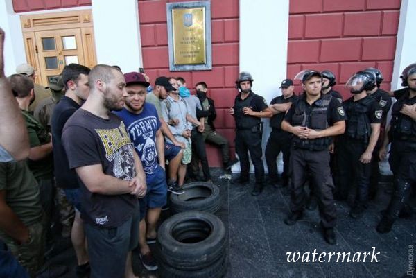 В Одессе штурмовали мэрию из-за трагедии в младенческом стане(фото)