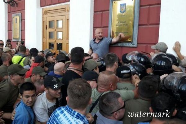 В Одессе штурмовали мэрию из-за трагедии в младенческом стане(фото)