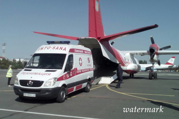 В Одессу аэропланом забросили автогонщика, травмированного во времена авторалли 10 сентября(фото, видео)