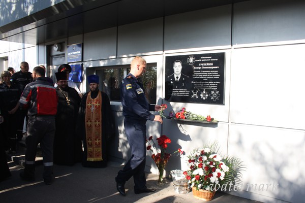 В прифронтовой Авдеевке взялась мемориальная доска в память о конченом спасателе(фото)
