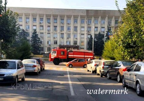 В Симферополе эвакуировали людей из Госсовета и торговых фокусов - зачислились извещения о бомбах