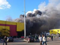 Под Москвой уже несколько часов горит огромный торговый центр "Синдика" (фото, видео)
