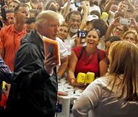 Раздавая в церкви посылки с продуктами, Дональд Трамп швырял в толпу рулоны бумажных полотенец (видео)