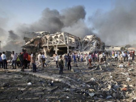 Число погибших в результате теракта в Могадишо составляет уже 230 человек (фото, видео)