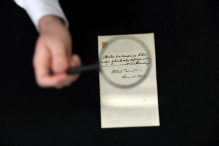 Две записки Альберта Эйнштейна проданы на аукционе за 1,8 миллиона долларов (фото)