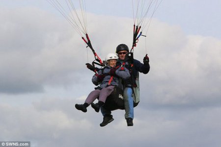 Известная своей отвагой 85-летняя англичанка прыгнула с парашютом ради благотворительности (фото)