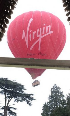 Находившаяся в ванной английская графиня была шокирована, когда к ее окну подлетел воздушный шар, набитый туристами (фото)