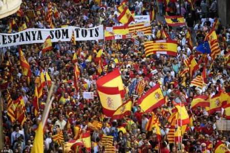 В Барселоне около миллиона человек провели акцию против отделения Каталонии (фото)