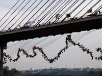 В Бразилии 245 любителей экстрима прыгнули на веревках с моста одновременно (видео)
