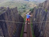 Бразилец прошел над движущимся поездом по веревке, натянутой на высоте 25 метров (видео)