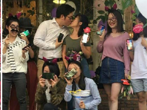 Китаец сделал предложение девушке, купив 25 iPhone X и выложив их в виде сердца (фото)