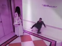 Невольный участник розыгрыша на японском телешоу проявил неожиданную реакцию при встрече с «призраком» (видео)
