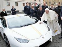 Папе Римскому подарили автомобиль Lamborghini