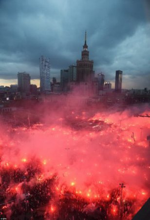 Марш в Варшаве стал одним из крупнейших за последние годы шествий националистов в Европе (фото)