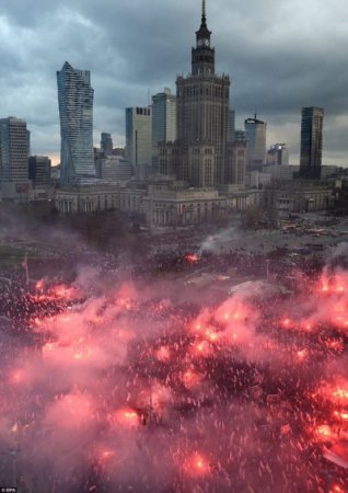 Марш в Варшаве стал одним из крупнейших за последние годы шествий националистов в Европе (фото)