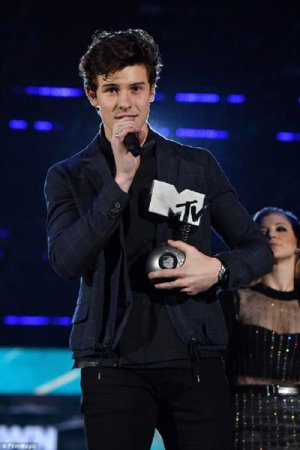 Певица Рита Ора вела церемонию вручения премий MTV в Лондоне в банном халате с полотенцем на голове (фото, видео)