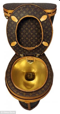 Представлен унитаз стоимостью 100 тысяч долларов из золота и порезанных на куски сумок от Louis Vuitton