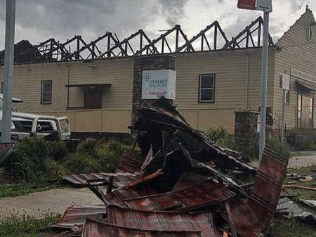 В Австралии двухминутный шторм срывал крыши с домов и носил по воздуху стиральные машины (фото)