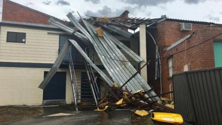 В Австралии двухминутный шторм срывал крыши с домов и носил по воздуху стиральные машины (фото)