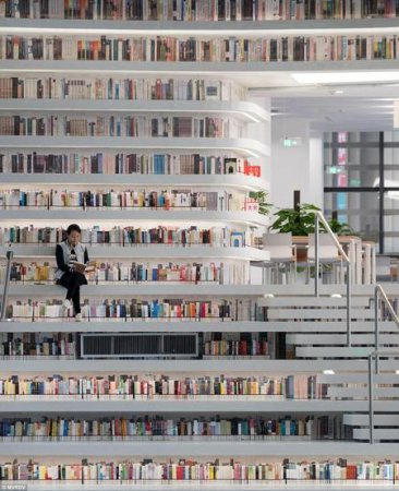 В Китае открылась футуристическая публичная библиотека (фото)