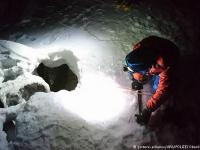 В австрийских Альпах спасли скалолаза, сорвавшегося в расщелину с 30-метровой высоты и пролежавшего там пять дней