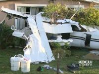 В Калифорнии самолет врезался в жилой дом (фото)