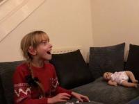 В интернет попал трогательный момент, когда глухой девочке объясняют, что она скоро станет старшей сестрой (фото, видео)