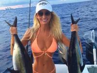 Американку в бикини назвали «самым сексуальным рыболовом в мире» (фото)