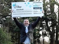 Британский таксист, отец пяти дочерей, выиграл в лотерею 33 миллиона долларов (фото)