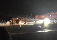 ЧП в аэропорту Варшавы: пилотам удалось посадить самолет без шасси (видео)