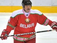 Лукашенко-хоккеиста удалили с площадки за грубую игру (видео)