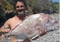 Неудачливый рыболов-серфингист поймал голыми руками окуня весом 11 кг