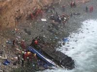 В Перу автобус рухнул в пропасть на «Повороте дьявола»: погибли 48 человек