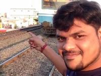 В попытке сделать эффектное селфи индиец снял, как его сбил поезд (видео)