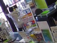 В США грабитель, которого заперли в магазине, на коленях умолял выпустить его (видео)