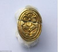 Британец обнаружил вторую половину средневекового золотого кольца спустя год после того, как нашел первую (фото)