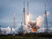 Ракета Falcon 9 вывела в космос первые два спутника для глобального интернета (видео)