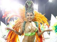 Танцовщица на карнавале в Сан-Паулу едва не осталась без трусов, но храбро продолжала выступление (видео)