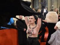 Участница Femen обнажилась на Венском балу, где присутствовал президент