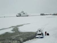 В Эстонии туристический автобус провалился под лед, есть погибшие (фото)