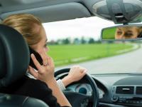 Во Франции водителям запретили разговаривать по телефону даже в стоящих машинах